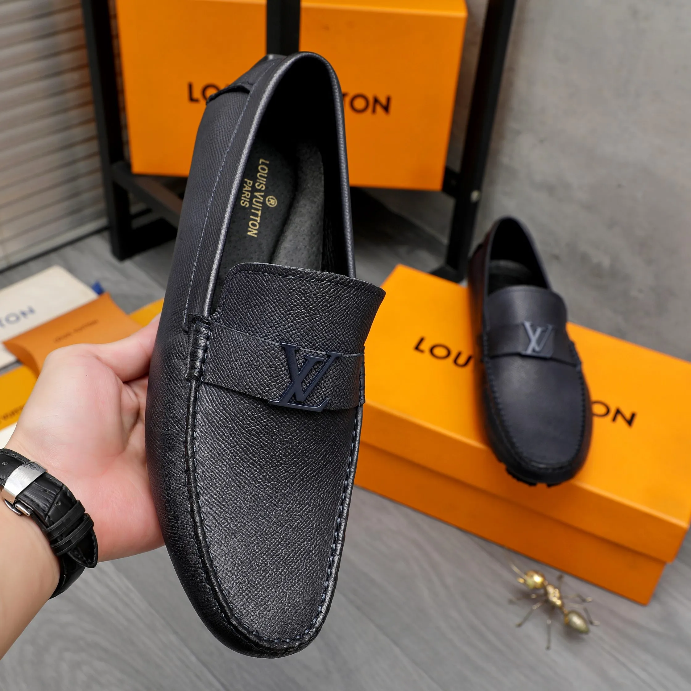 Men's shoes💰400 Product trademark: LV "Louis Vuitton" casual slip-on shoes Regular size: 38-45 (45 is custom-made and non-returnable) Product materials: Selected pebbled cowhide upper, pigskin lining, rubber outsole